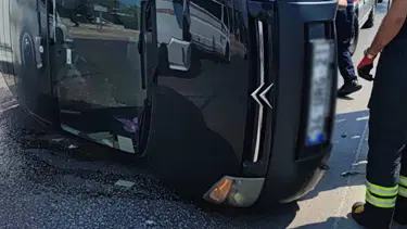 Adana'da hafif ticari araç devrildi