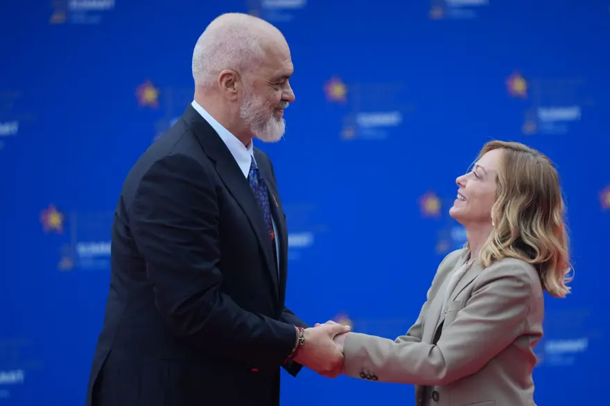 Meloni'yi diz çökerek karşıladı: Spor ayakkabıları Erdoğan'ın dikkatinden kaçmadı 7