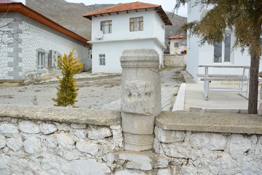 Roma duvarına yapılan plastik çeşme kaldırıldı 7