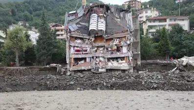 Kastamonu'da selde mahsur kalan 30 çocuğu kurduğu düzenekle kurtardı