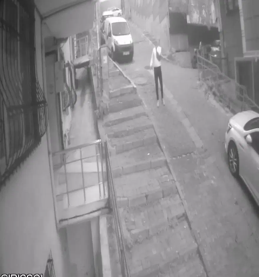 İstanbul’da film gibi olay: İki kapkaççı çıkmaz sokağa girdi 4