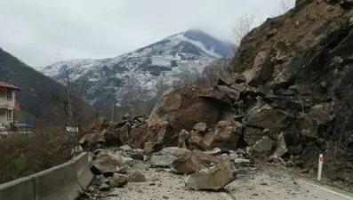 Ordu'da heyelan: Yol ulaşıma kapandı