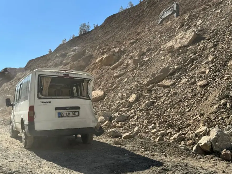 Hakkari'de faciadan dönüldü: Minibüsün üzerine kaya parçaları düştü 1