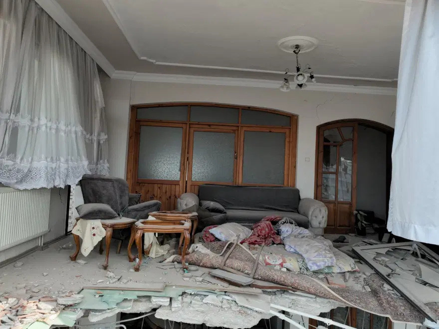 Hatay'da hasarlı evlerin içi görüntülendi 4