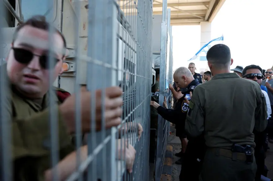 İsrailli askerlerden Filistinli tutukluya cinsel işkence: Aşırı sağcılar mahkemeyi bastı 1 İsrailli askerlerden Filistinli tutukluya cinsel işkence: Aşırı sağcılar mahkemeyi bastı 1