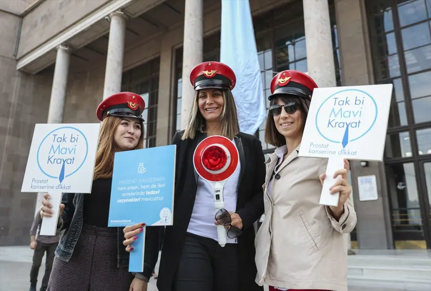 Ankara Garı'na mavi kravat astılar, prostat kanserine dikkat çektiler (#takbimavikravat) 6