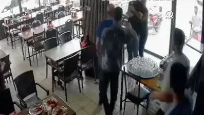 Lokanta çalışanı soluk borusuna yemek kaçan müşteriyi Heimlich manevrasıyla kurtardı