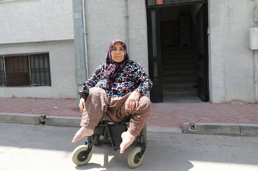 63 yıldır sürünen Hatice teyzenin yürek yakan dramı: Aylık 6 bin TL ile geçiniyor 1