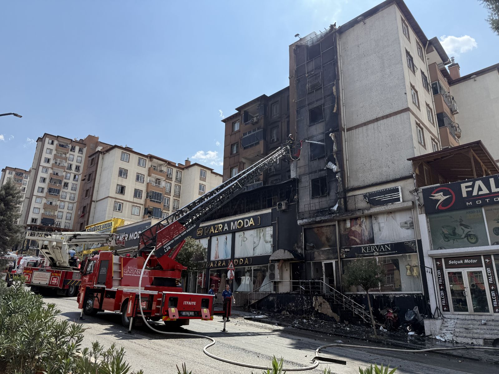 İş yerindeki yangın bütün apartmanı sardı: 23 kişi hastanelik oldu