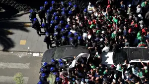 Cezayir'de Buteflika karşıtı gösteriler sürüyor Cezayir'de Buteflika karşıtı gösteriler sürüyor