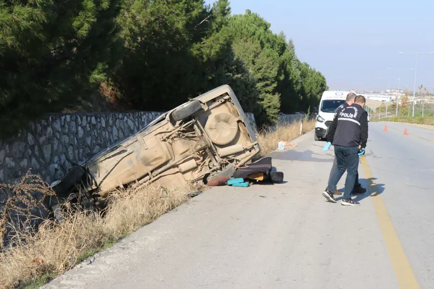 Refüjü aşan otomobil, istinat duvarına çarptı: 1 ölü, 2 yaralı 2