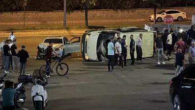 Otomobille çarpışan minibüs devrildi: 9 yaralı