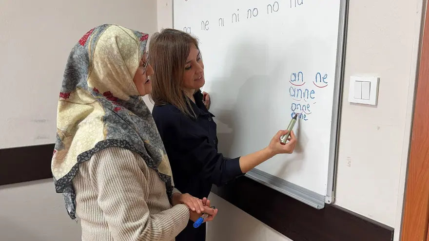 Çocukken ailesi okutmadı: Ayşe Teyze 65 yaşında okuma yazma öğreniyor 1