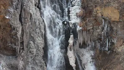 Kars'ta 75 metreden akan Susuz Şelalesi kısmen dondu