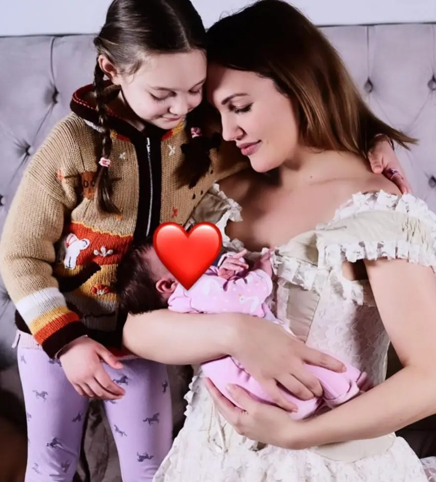 Doğum yapan Meryem Uzerli'den kızlarıyla fotoğraflar 5 Doğum yapan Meryem Uzerli'den kızlarıyla fotoğraflar 5