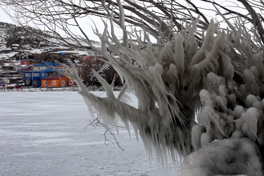 "SOĞUK VE RÜZGARIN ETKİSİYLE DALGALARLA BU MANZARA OLUŞTU" 6
