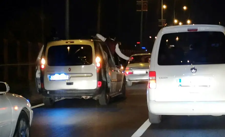 Yasağa rağmen düğün konvoyu yapıp, trafiği birbirine kattılar 3 Yasağa rağmen düğün konvoyu yapıp, trafiği birbirine kattılar 3