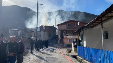 Gümüşhane'de anız ateşi iki evi yaktı