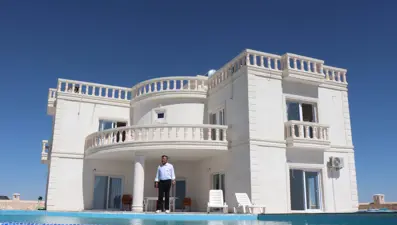 Avrupa'daki çocukları dönsün diye köye havuzlu villa yaptırdı