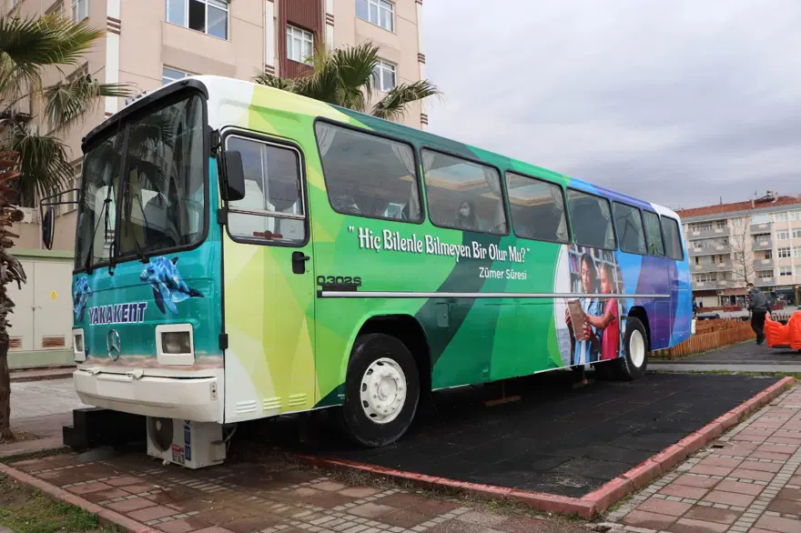 Emekli öğretmen harabe haldeki otobüsü kütüphaneye çevirdi 10