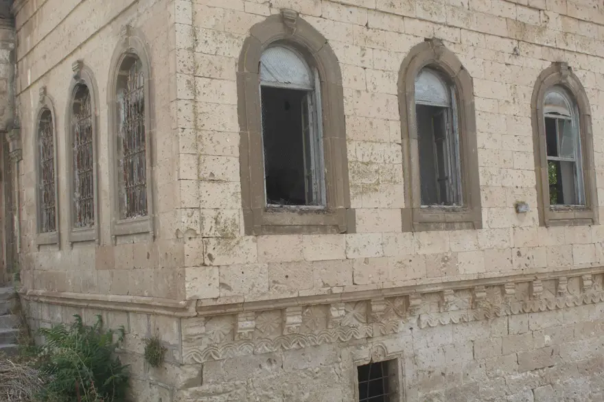 "Bir tarih yok oluyor" diyerek isyan etti: Defineciler talan etti 4 "Bir tarih yok oluyor" diyerek isyan etti: Defineciler talan etti 4