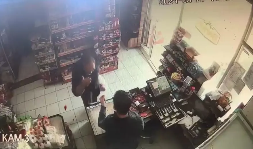 Siyasi broşür kavgasında yeni görüntü: Pompalı tüfekle saldırdılar 1 Siyasi broşür kavgasında yeni görüntü: Pompalı tüfekle saldırdılar 1