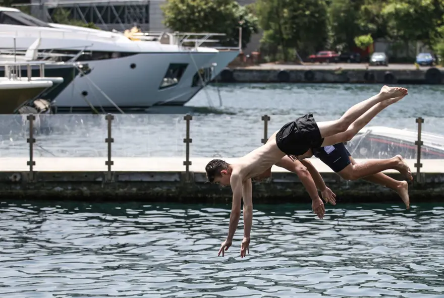 İstanbullular bu tarihe kadar dikkat! Sıcak hava bunaltmaya devam edecek 9
