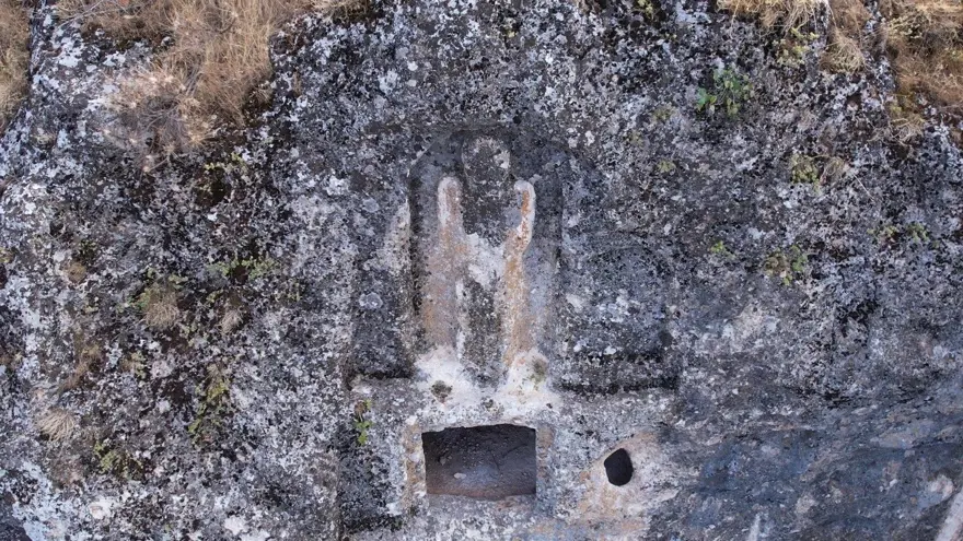 ''BİN 700 YIL ÖNCESİNE AİT BİR KADIN MEZARI'' 3