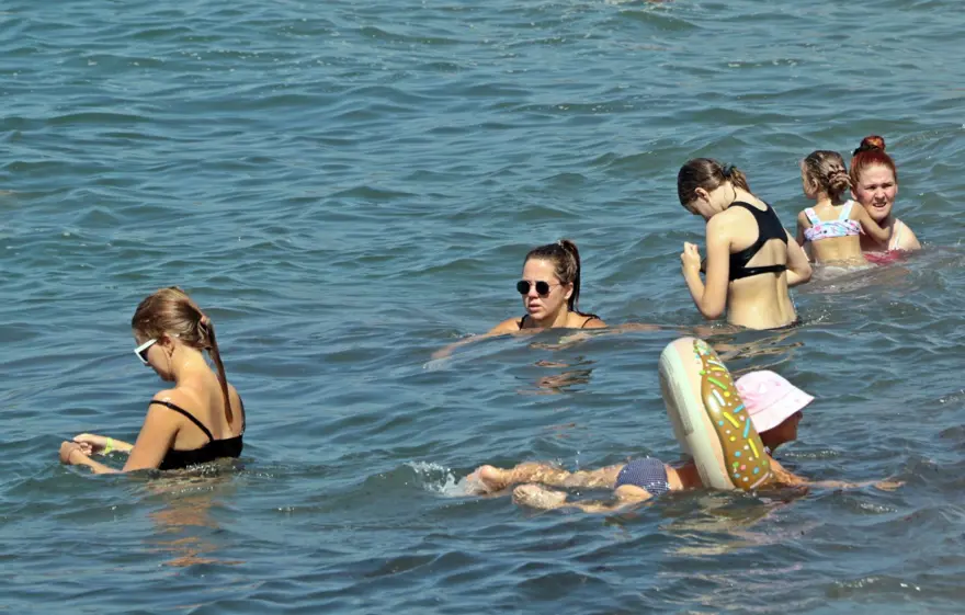 Sağanak yağış yerini güneşli havaya bıraktı! 2 gün aradan sonra plajlara akın ettiler 