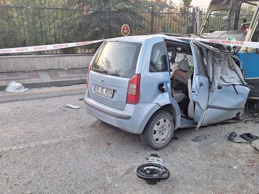 Ankara'da otomobil ile minibüs kafa kafaya çarpıştı: 1 ölü, 14 yaralı 1 Ankara'da otomobil ile minibüs kafa kafaya çarpıştı: 1 ölü, 14 yaralı 1