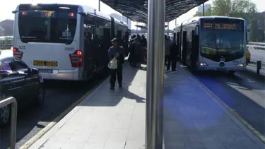 Metrobüs durakta yolcuya çarptı