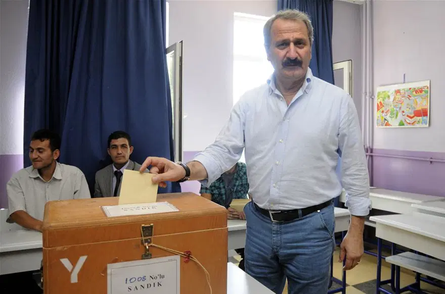 Türkiye sandık başındaydı 75