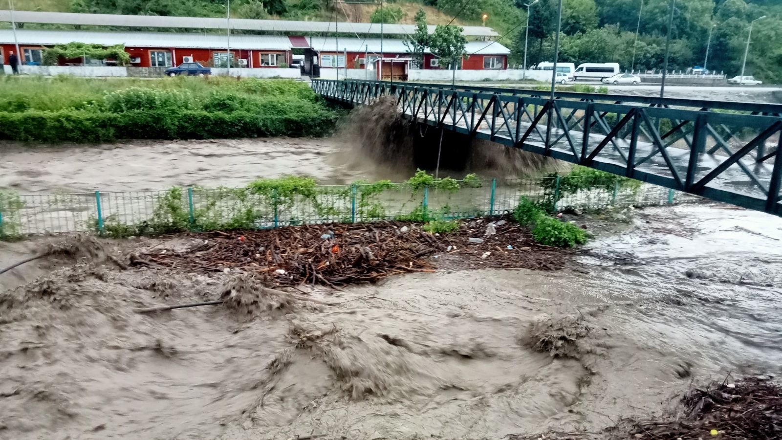 İnebolu’da iki köprü sele dayanamadı