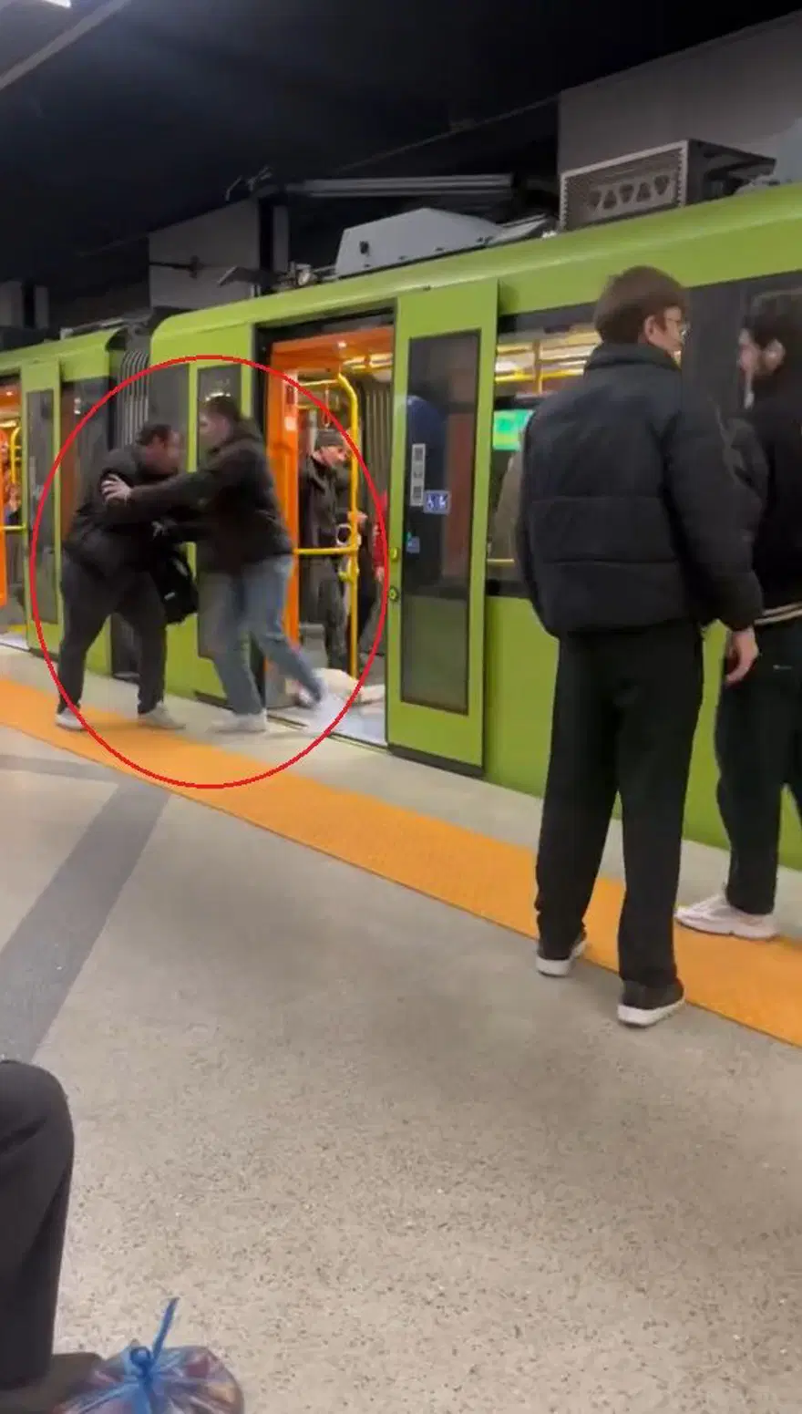 Metrodakavga: Tekme tokat dışarı attılar 3
