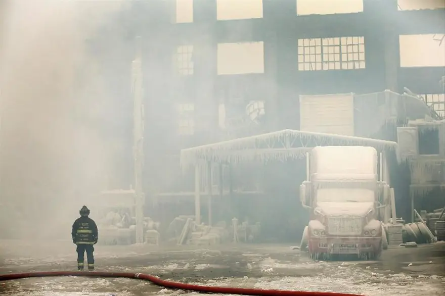 İtfaiyenin buzla mücadelesi 18