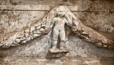 Evin bahçesinden lahit çıktı