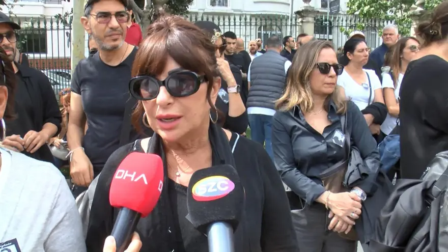 Metin Arolat'a veda 9