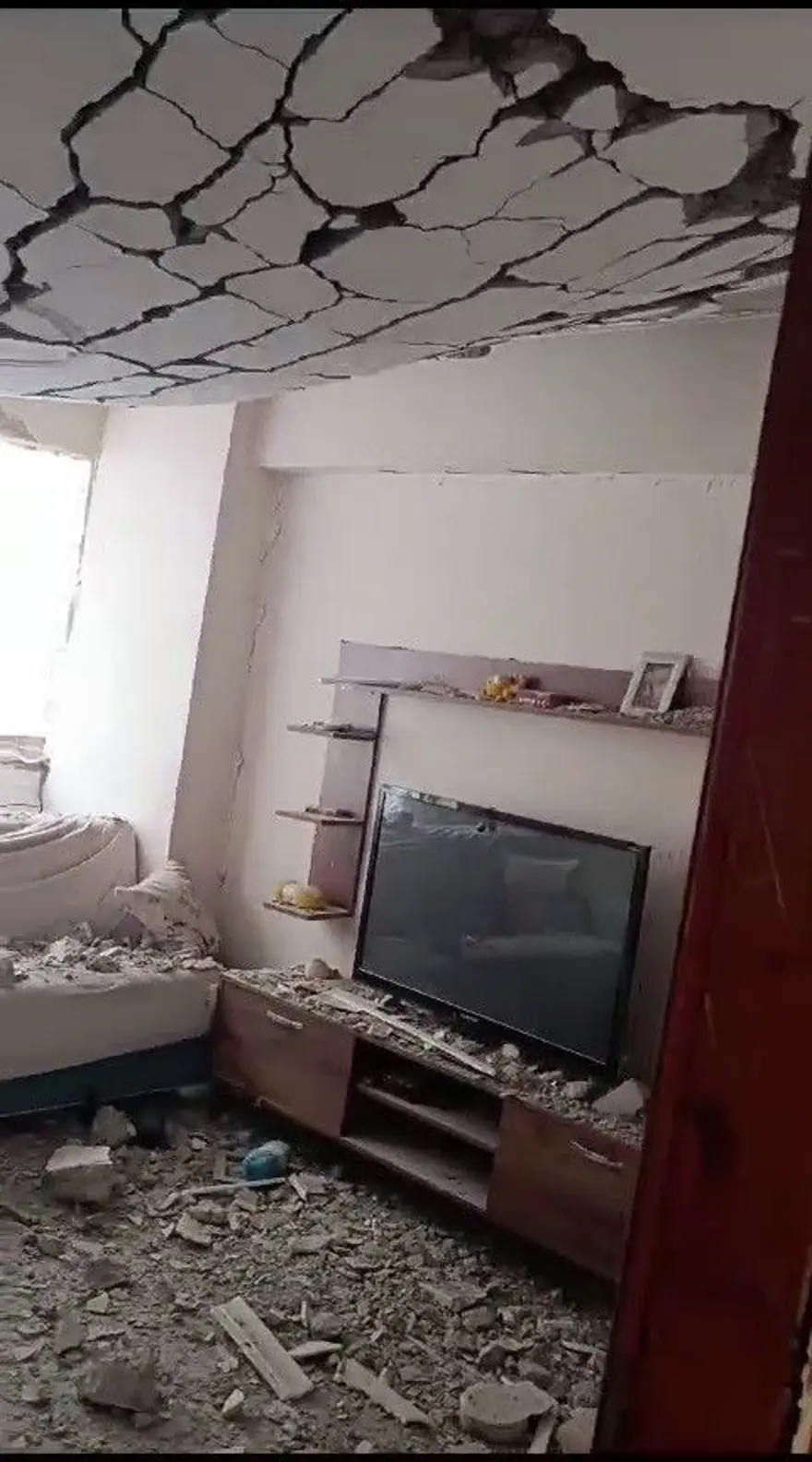 Çorum'daki patlamada hasar alan evin içi görüntülendi 1