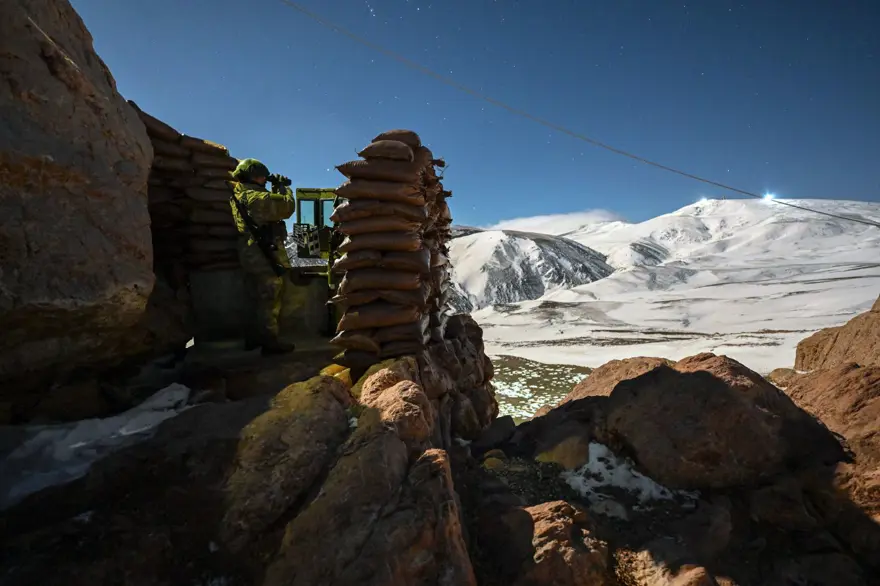 "Hudut kartalları" yeni yılı elleri tetikte karşıladı 38