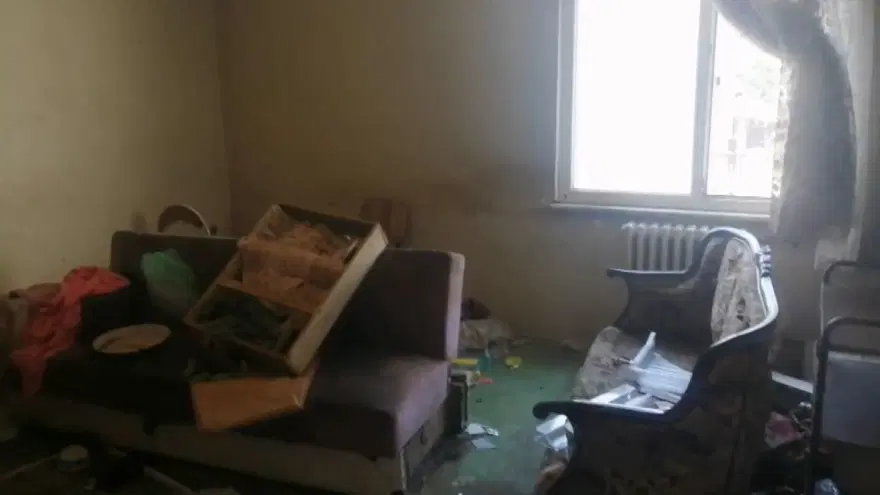 Kötü koku apartmanı sardı! Ekiplere kapıyı bile açmadılar, 3 kamyon çöp zorla çıkarıldı 4