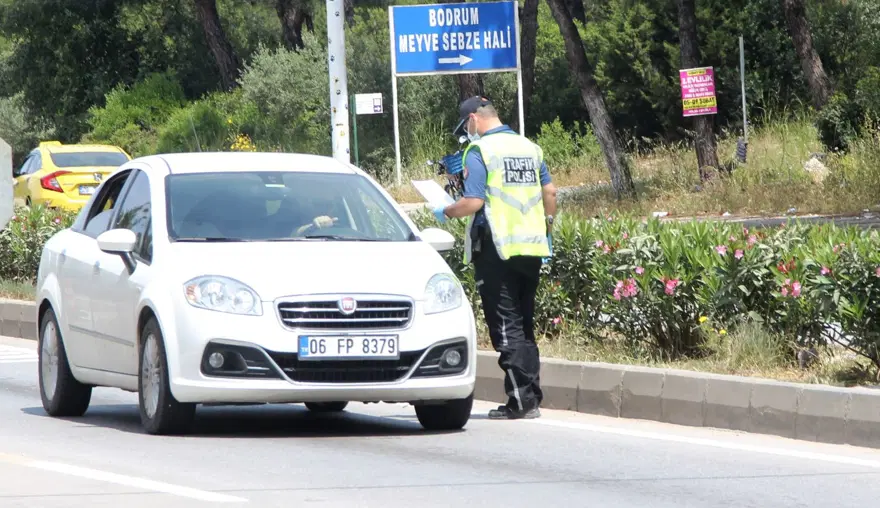 Bodrum’a giren araç sayısı bir günde yüzde 25 arttı Bodrum’a giren araç sayısı bir günde yüzde 25 arttı