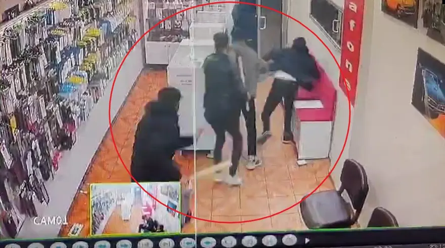 Diyarbakır’daiş yerine sopalarla baskın: 1’i ağır, 3 yaralı 4 Diyarbakır’daiş yerine sopalarla baskın: 1’i ağır, 3 yaralı 4