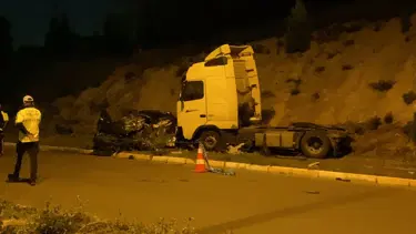 Karşı şeride geçen tır otomobili biçti: 1 ölü