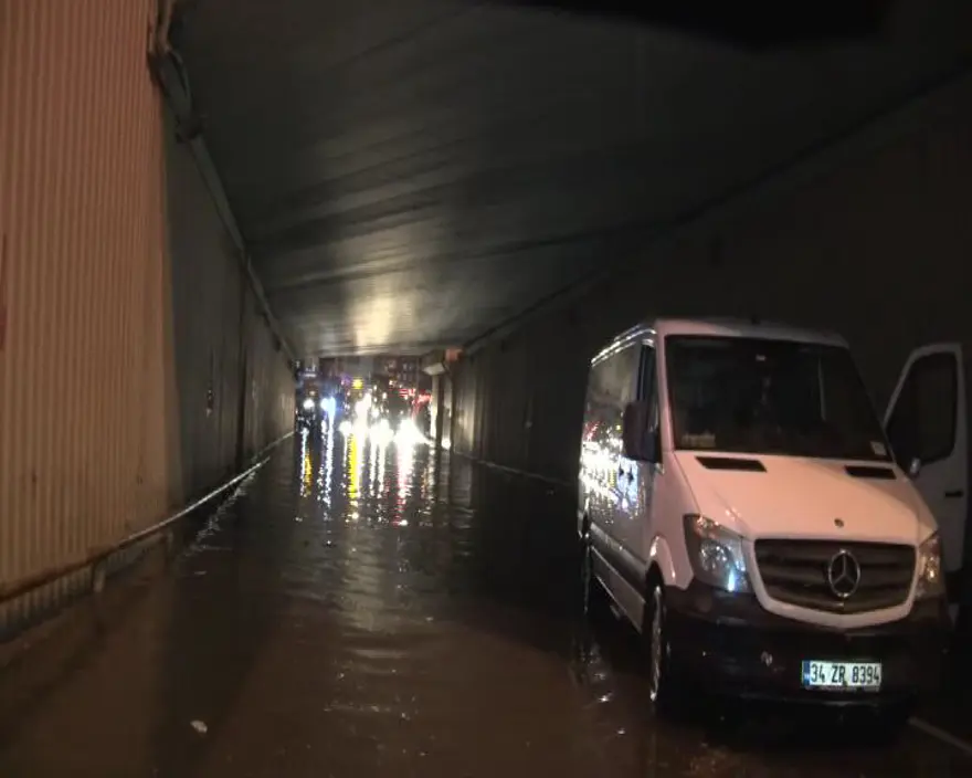 Yağmur sonrası alt geçidi su bastı 3