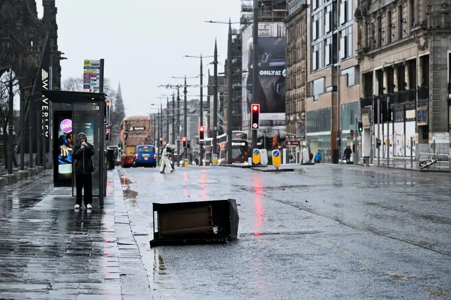 Yüzyılın en güçlü fırtınası: Rüzgar rekor kırdı, evler elektriksiz kaldı! 10