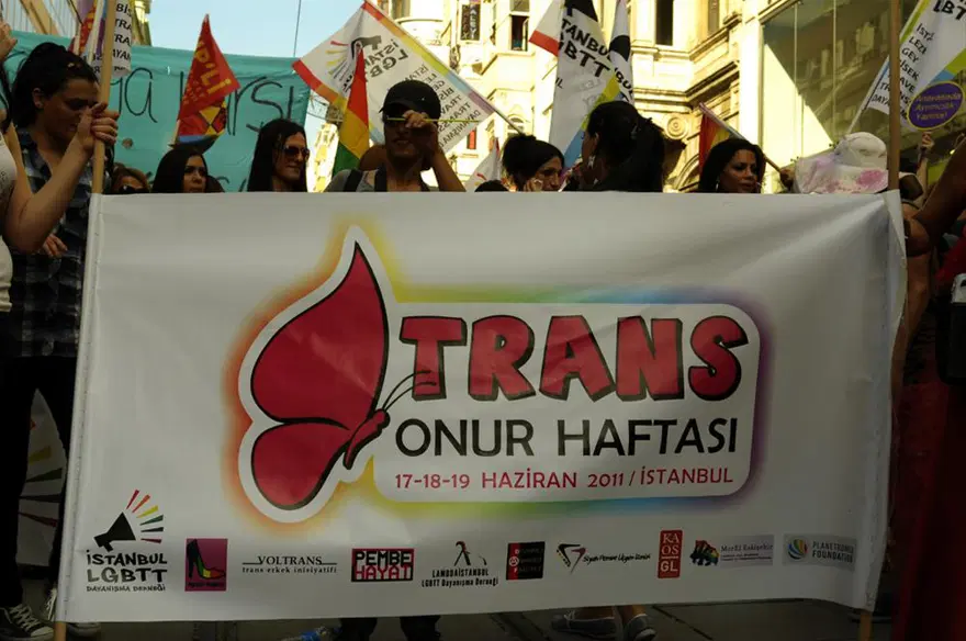 İstanbul'dan 'gökkuşağı' geçti 56
