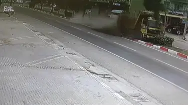 Kamyon refüjdeki ağaçlara çarpıp devrildi