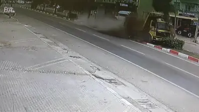 Kamyon refüjdeki ağaçlara çarpıp devrildi