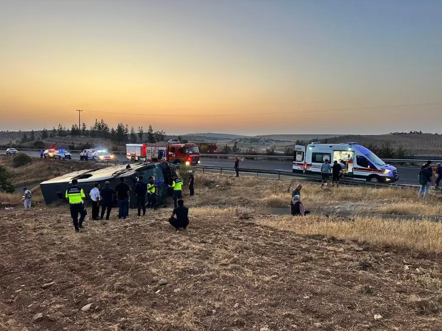 Şanlıurfa'da yolcu otobüsü devrildi: Çok sayıda yaralı var Şanlıurfa'da yolcu otobüsü devrildi: Çok sayıda yaralı var