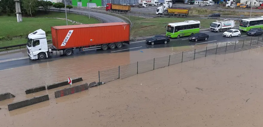 İstanbul'da sağanak bir anda bastırdı 2